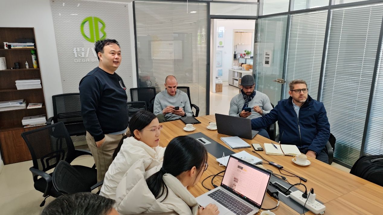 Парагвајски клијенти посећују Деба Бротхерс, високо одобравају план фарме свиња од 12.000 крмача и снагу производа